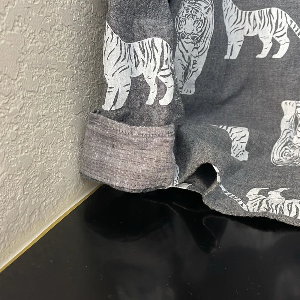 Gray and white tiger shirt size 6/7 - Picture 3 of 4